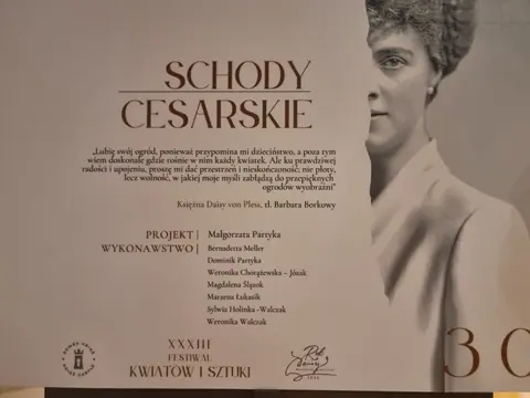 Tablica ekspozycji „Schody Cesarskie” XXXIII Festiwalu Kwiatów i Sztuki z listą wykonawców
