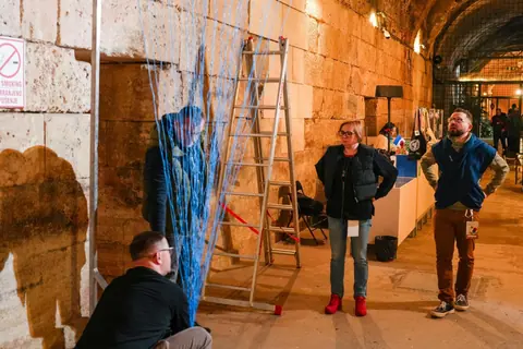 Zespół przy montażu instalacji w korytarzu pałacowych piwnic