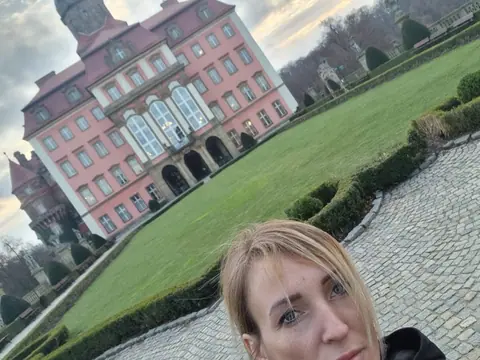 Weronika Walczak na tle zamku Książ i ogrodu tarasowego w pierwszym dniu przygotowań