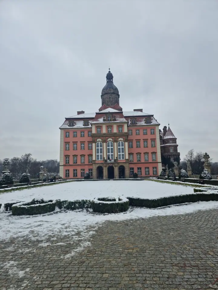 Zamek Książ w Wałbrzychu w zimowej scenerii, dziedziniec przykryty śniegiem